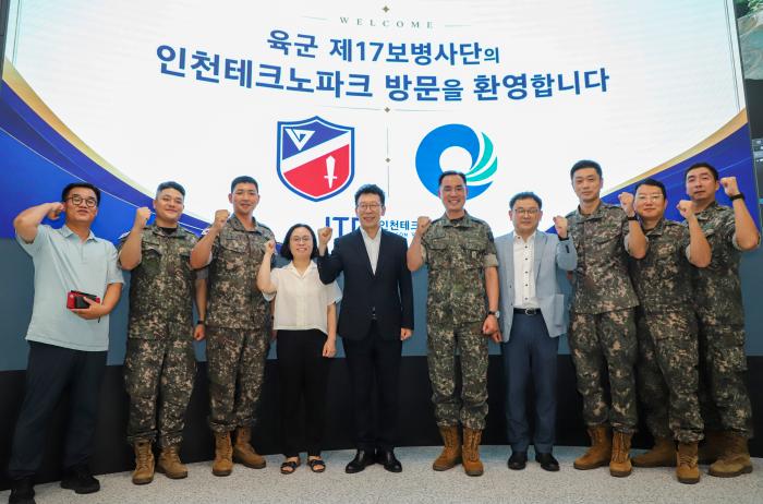 육군17보병사단과 인천시 관계자들이 11일 인천테크노파크 항공센터에서 열린 통합 대드론 방호체계 구축을 위한 협조회의를 마친 뒤 기념촬영을 하고 있다. 부대 제공