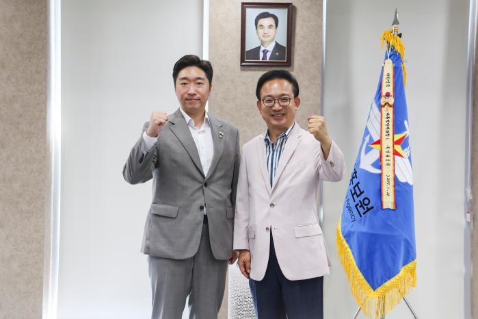 배종호(오른쪽) 국방홍보원장과 김용만 국회의원이 12일 서울 용산구 국방홍보원에서 기념촬영을 하고 있다. 이경원 기자