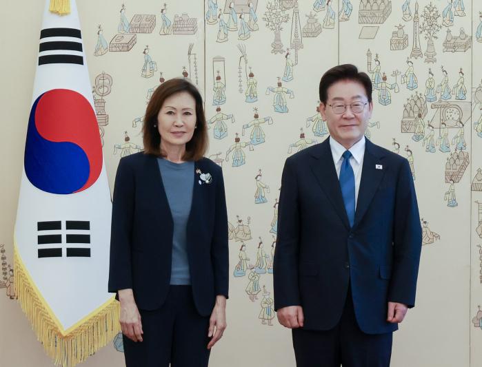 이재명 대통령이 12일 청와대에서 열린 주한대사 신임장 제정식에서 미셸 스틸 미국대사와 기념촬영을 하고 있다. 연합뉴스