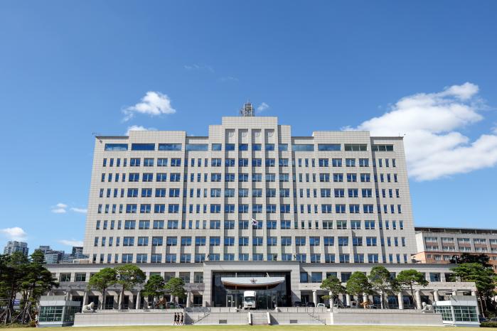이전을 앞두고 이사가 이뤄지고 있는 국방부 청사 전경.