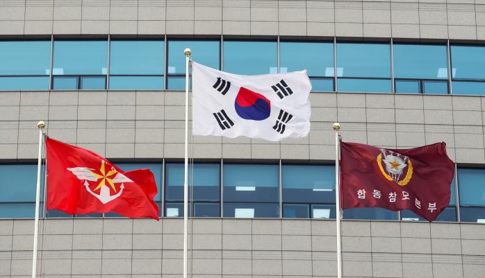 대통령실 이전에 따라 국방부는 합동참모본부(합참)와 별관 건물 등으로 이동했다. 국방부기와 합참기가 나란히 걸린 모습.
