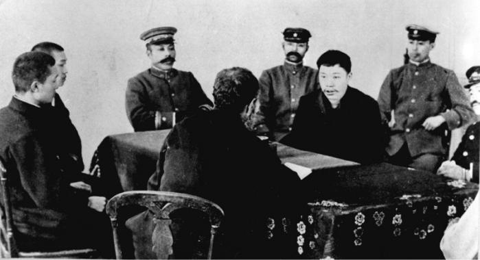 이토 히로부미를 저격해 사살한 후 뤼순감옥에 수감되었을 당시 안중근 의사의 면회 모습. 독립기념관 제공