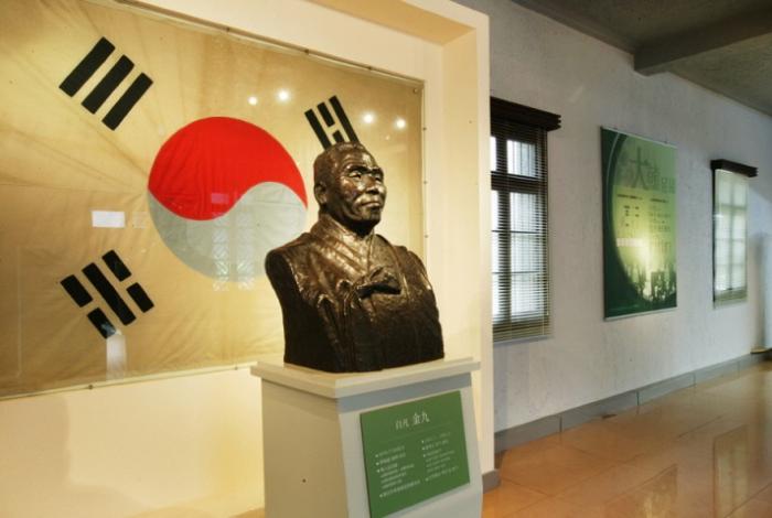 대한민국임시정부 청사 내 전시관에 있는 태극기와 김구 흉상. 독립기념관 한국독립운동사연구소 제공 ‘한국 독립’을 처음 의제로 올린 카이로회담
