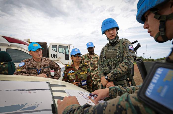 남수단재건지원단(한빛부대) 21진 공병대대 장병들이 유엔남수단임무단(UNMISS) 평가단으로부터 주보급로 보수작전 등에 필요한 임무수행 능력을 평가받고 있다. 부대 제공