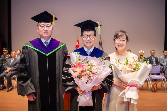이홍섭(왼쪽) 국방대 총장 직무대행이 13일 이광형(가운데) 전 KAIST 총장에게 명예 군사학 박사 학위를 수여하고 기념촬영을 하고 있다. 국방대 제공