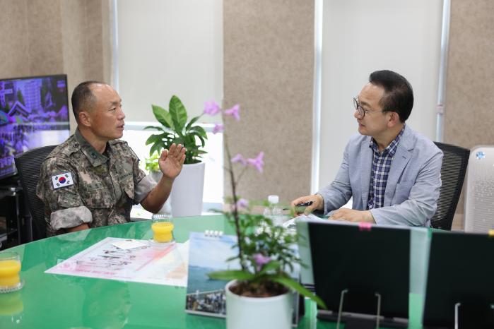 배종호(오른쪽) 국방홍보원장과 이창용(준장) 지상군페스티벌기획단장이 13일 서울 용산구 국방홍보원에서 만나 대담을 하고 있다. 올해 지상군페스티벌은 오는 10월 1일부터 5일까지 충남 계룡대 활주로에서 열린다. 행사에서는 ‘육군의 과거, 현재, 미래’를 바탕으로 유·무인 복합 첨단강군으로 나아가는 육군의 모습을 선보일 계획이다. 또한 육군홍보관을 비롯해 공연·시범과 체험·전시 등 장병과 군 가족, 국민이 함께하는 다채로운 프로그램도 마련될 예정이다. 이윤청 기자