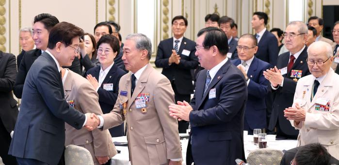 이재명 대통령이 13일 청와대 영빈관에서 열린 국가유공자와 보훈가족 초청 오찬행사 참석자들과 인사를 나누고 있다. 연합뉴스