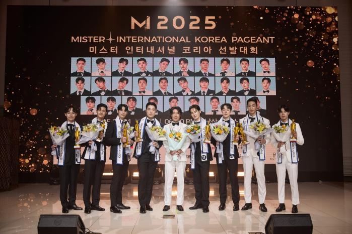 지난해 열린 ‘2025 미스터 인터내셔널 코리아’에서 전정훈(가운데) 대표이사와 입상자가 기념 촬영을 하고 있다. 사진=미스터 인터내셔널 코리아 조직위원회