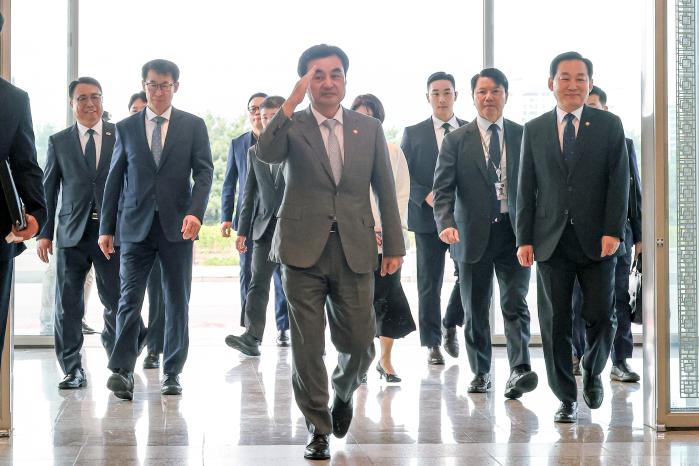 안규백(가운데) 국방부 장관이 지난 14일 이두희(맨 오른쪽) 차관을 비롯한 주요 직위자들과 4년 만에 복귀한 국방부 청사로 출근하며 인사하고 있다. 한재호 기자