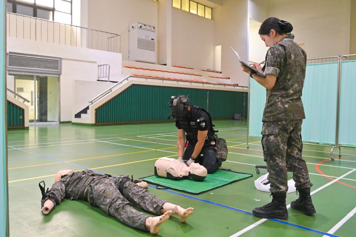 공군19전투비행단이 지난 13일 개최한 전투부상자처치 우수요원 경연대회에서 참가 장병이 실습평가를 받고 있다. 부대 제공