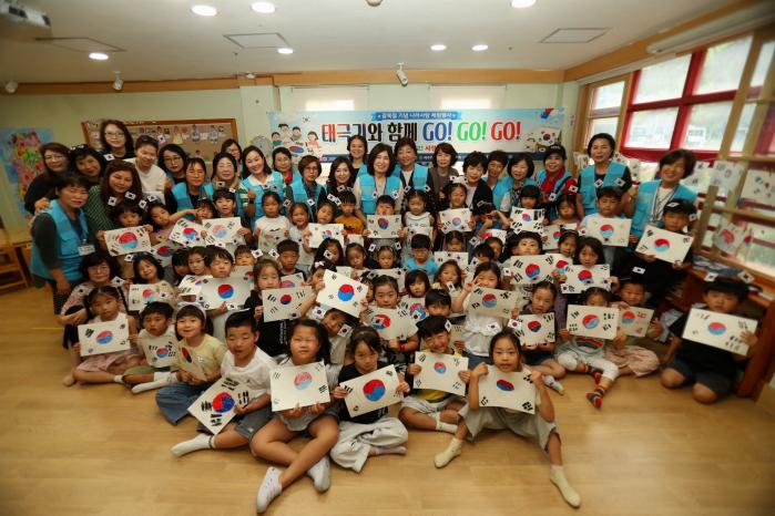 제주특별자치도향군 여성회 임직원과 회원들이 지난 12일 제주관광대학교 부속 어린이집에서 어린이들에게 태극기 그리기 교육을 한 뒤 기념촬영을 하고 있다. 제주특별자치도향군 제공