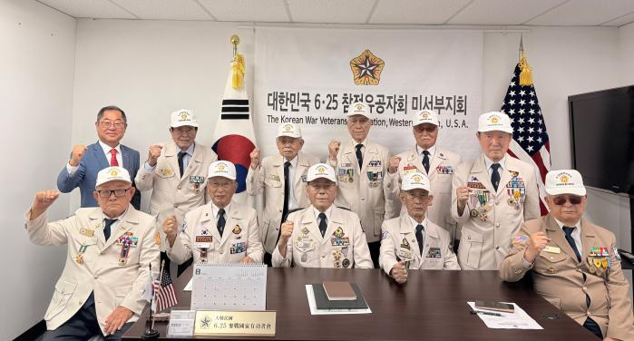 대한민국6·25참전유공자회 미 서부지회 이재학(왼쪽 셋째) 지회장과 회원들이 지회 사무실에서 월례회를 개최하고 참전용사 기념상 건립을 결의하고 있다. 향군 제공