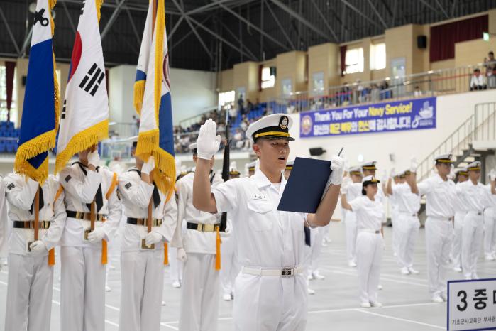 해군교육사령부가 지난 14일 개최한 부사관 292기 수료·임관식에서 홍기원 하사가 대표로 임관 선서를 하고 있다. 부대 제공