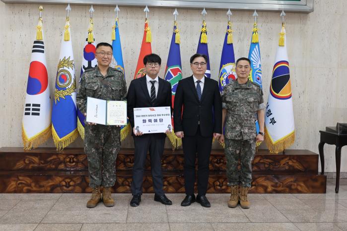 전창영(오른쪽 둘째) 육군전투준비안전단장이 아차사고 관리 우수부대로 선정된 화력여단에 부대 표창을 전달한 뒤 기념사진을 찍고 있다. 육군 제공