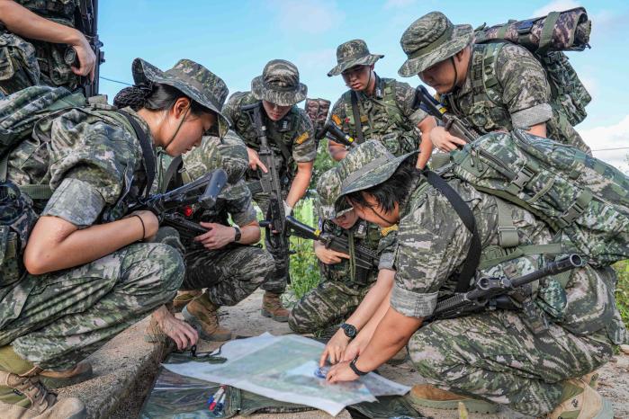해병대 학군사관(ROTC) 후보생들이 하계입영훈련 중 독도법을 실습하고 있다. 사진 제공=이민주 중사(진)