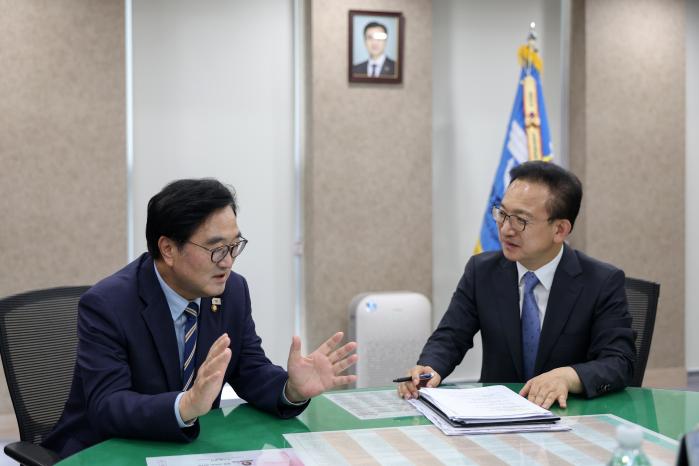 우원식(왼쪽) 전 국회의장과 배종호 국방홍보원장이 지난 14일 서울 용산구 국방홍보원에서 만나 대담하고 있다. 이윤청 기자