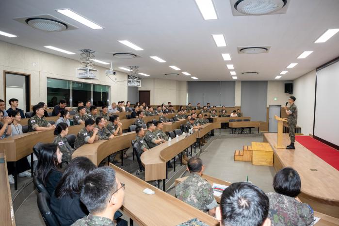 지난 14일 육군53보병사단에서 오세웅 사단장이 사단 창설 56주년을 맞아 기념사를 하고 있다. 부대 제공