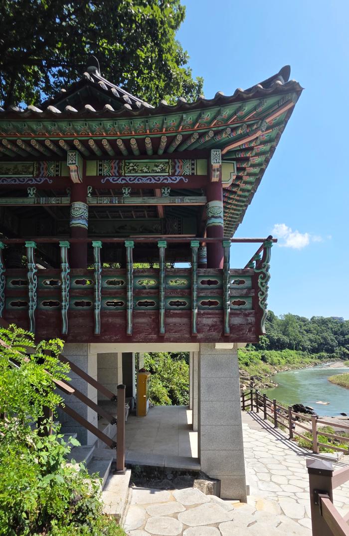 한탄강 중류에 있는 고석정 정자.