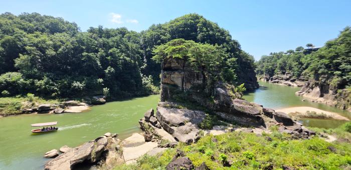 고석정 정자에서 내려다본 전경.