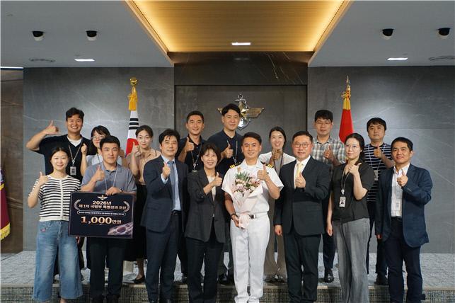 초급간부들의 자산 형성 기반을 마련하기 위한 '장기간부 도약적금' 신설에 크게 이바지한 국방부 복지정책과 장병희(앞줄 오른쪽 넷째) 해군중령은 '제1회 국방부 특별성과포상금'을 받았다. 국방부 제공
