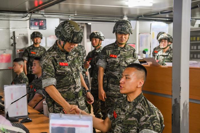주일석 해병대사령관이 18일 강화도 전방 경계작전부대를 방문해 임무 완수에 매진하는 장병을 악수로 격려하고 있다. 해병대 제공