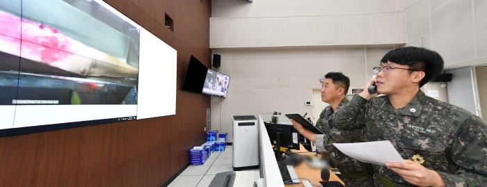 해군잠수함사령부 군의관이 18일 열린 원격의료 지원훈련에서 박위함 의무장에게 응급처치 방법을 지시하고 있다. 부대 제공
