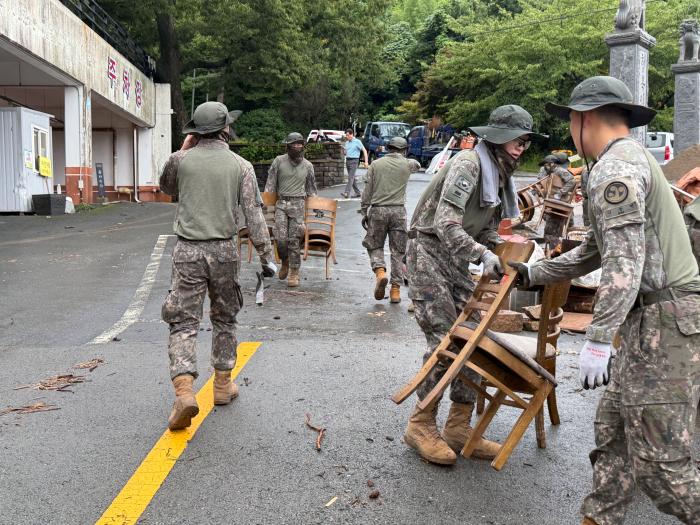 39사단 장병들이 경남 통영시 봉평동 일대 도로를 정리하고 있다.