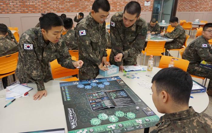 육군본부 정훈실에서 개발한 정신전력교육용 워게임 교보재 ‘Will to fight’를 즐기는 장병들의 모습.  육군 제공