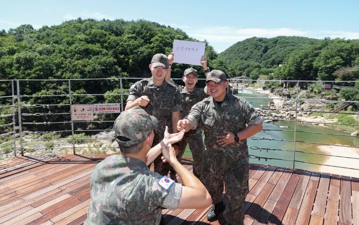 육군6보병사단 포병여단은 장병들의 ‘디지털 디톡스’를 위해 다양한 병영 활동을 시행 중이다. 장병들이 강원 철원군 한탄강 일대 주상절리길을 배경으로 ‘런닝맨식 정신전력 미션레이스’ 중 스피드 정신전력 퀴즈를 하는 모습. 