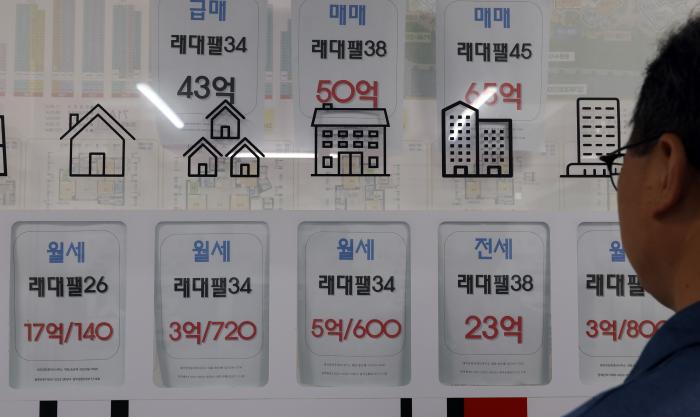 지난 13일 발표된 부동산 대책에는 청년 맞춤형 주거지원과 미래소득 인정 범위 확대, 보금자리론의 ‘결혼 페널티’ 완화 등이 담겼다. 서울 강남구 한 부동산 중개업소의 월세 매물 모습. 연합뉴스
