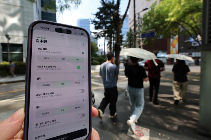 그늘 알려주는 지도 앱 ‘그늘로’. 목적지를 입력하면 건물 그림자와 태양 고도를 계산해 그늘 위주의 길로 목적지에 도착할 수 있는 방법을 알려준다. 연합뉴스