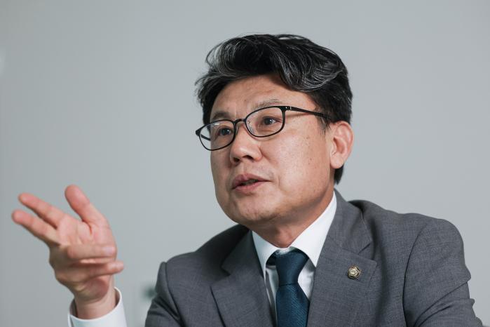지난 14일 서울 용산구 국방홍보원에서 진성준 국회 국방위원장이 국방일보와 인터뷰하고 있다. 김병문 기자