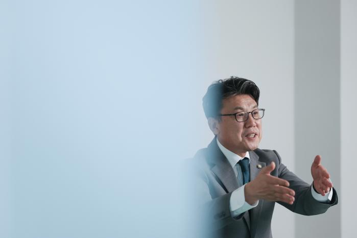 지난 14일 서울 용산구 국방홍보원에서 진성준 국회 국방위원장이 국방일보와 인터뷰하고 있다. 김병문 기자