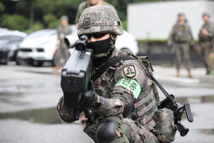 육군52보병사단이 서울 송파구 롯데호텔 월드에서 실시한 테러대응 합동훈련에서 한 장병이 드론 교란을 위해 재밍건을 조준하고 있다. 부대 제공