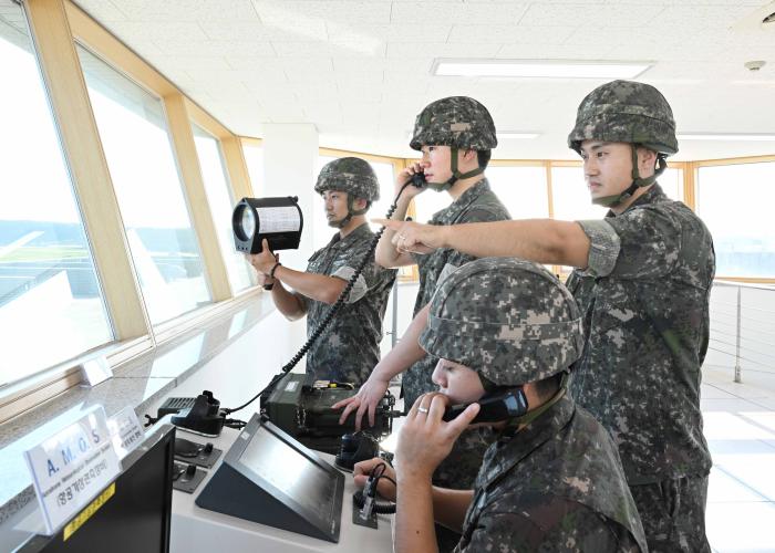 해군항공사령부가 19일 진행한 ‘비상관제탑으로의 관제업무 전환 훈련’ 중 비상관제탑에서 관제사들이 관제업무를 하고 있다. 부대 제공