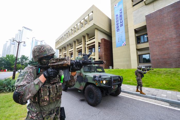 육군56보병사단 용마여단 장병들이 19일 서울 성북구 한국과학기술연구원(KIST)에서 실시한 통합방위훈련에서 기동순찰하고 있다. 이경원 기자