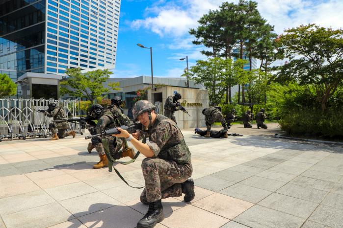 육군31보병사단 장병들이 19일 한국전력거래소에서 실시한 통합방호훈련에서 테러범을 제압하고 있다. 부대 제공