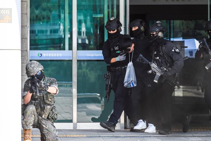 공군19전투비행단 특수임무소대가 19일 충주시 주관으로 열린 ‘민·관·군·경·소방 테러대응 합동훈련’에서 테러범을 제압하고 있다. 사진 제공=유영임 상사