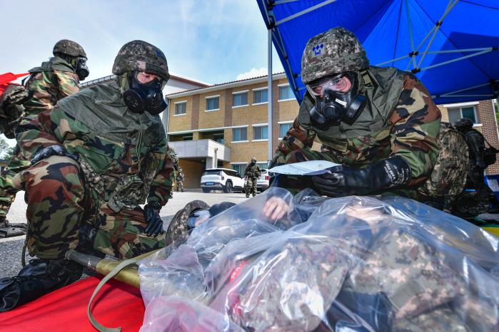 19일 공군2미사일방어여단과 공군작전사령부가 진행한 훈련에서 군의관이 피폭 오염전상자 환자 분류를 위해 상태를 진단하고 있다. 사진 제공=노현우 중사