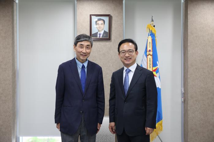 배종호(오른쪽) 국방홍보원장이 19일 서울 용산구 국방홍보원에서 이종걸 우당이회영기념사업회 이사장과 만나 기념촬영을 하고 있다. 이윤청 기자