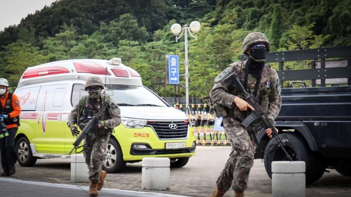 육군35보병사단 백마여단 기동중대 장병들이 테러범이 침투한 용담댐 시설로 급파되고 있다. 부대 제공