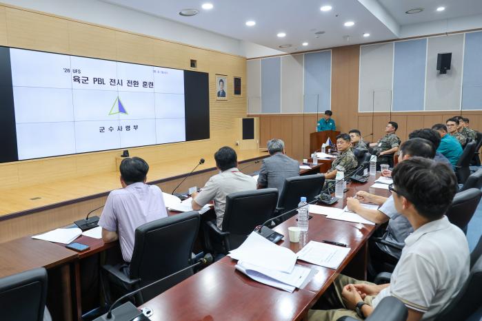 육군군수사령부 중회의실에서 진행된 PBL 전시전환절차 훈련에서 참석자들이 의견을 나누고 있다. 부대 제공