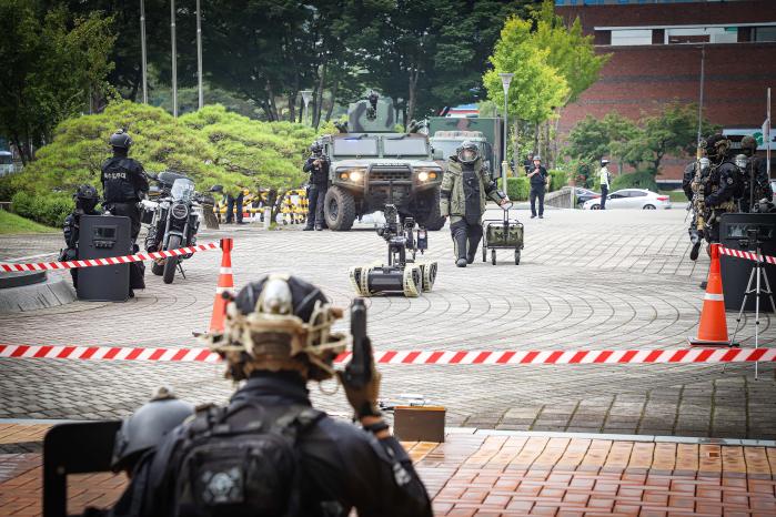민·관·군·경·소방 합동 대테러훈련에서 육군2군단 폭발물처리팀이 폭발물 처리를 위해 현장에 투입되고 있다. 사진 제공=이문희 군무주무관