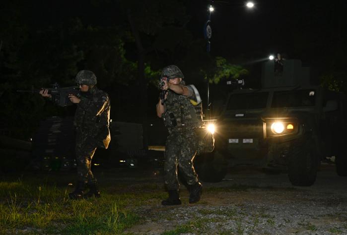 19일 진행된 공·육 합동 야간 기지방호 종합훈련 중 공군10전투비행단 지역방어대 장병들이 침투한 적을 잡기 위해 임무를 수행하고 있다. 사진 제공=이영헌 하사
