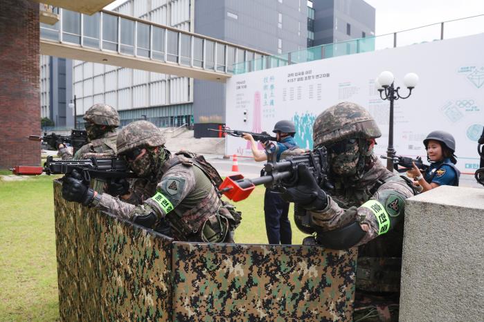 UFS 연습 일환으로 열린 민·관·군·경·소방 통합방위 훈련에서 육군56사단 장병들이 기동 순찰을 하는 모습.