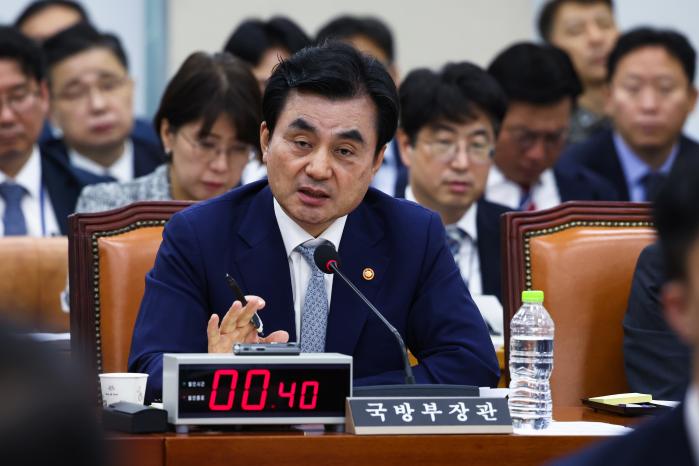 안규백 국방부 장관이 20일 국회 국방위원회 전체회의에 참석해 의원 질의에 답하고 있다. 이경원 기자