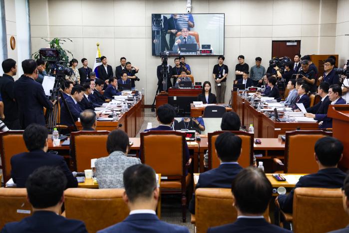 진성준(가운데) 국회 국방위원장이 20일 국회 국방위원회 전체회의를 주재하고 있다. 이경원 기자