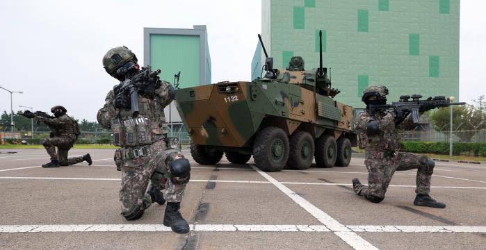 ‘2026 을지 자유의 방패(UFS) 연습’ 사흘 차인 20일 육군17보병사단 장병들이 인천시 서해구 소재 에너지복합시설에서 진행된 통합방위훈련 중 차륜형 대공포 천호와 함께 대드론 경계를 하고 있다. 조종원 기자