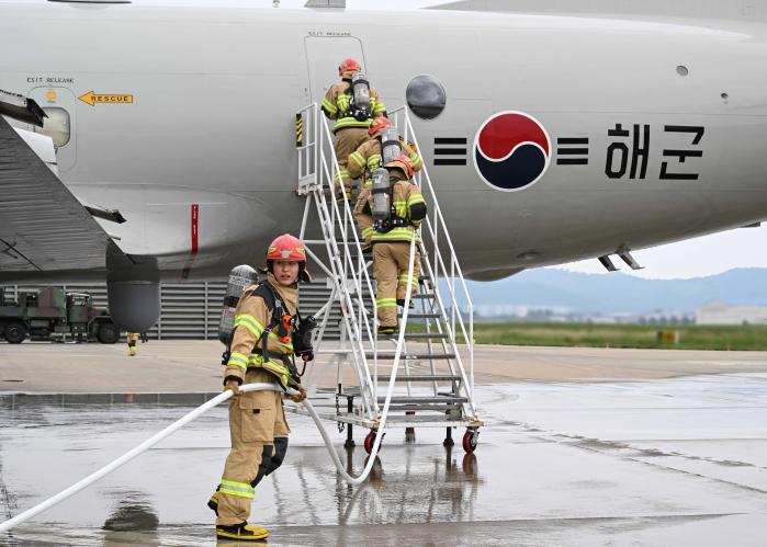 해군항공사령부 20일 개최한 항공기 화재진압·제독훈련에서 장병들이 화재를 진압하고 있다. 부대 제공