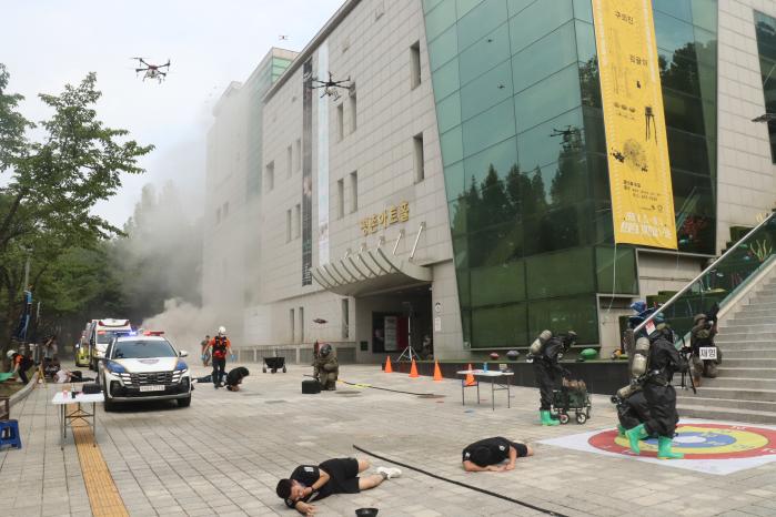 육군51보병사단 철마여단 장병들이 경기 안양시 평촌아트홀에서 복합 위협 상황을 가정한 대드론 대응훈련을 하고 있다. 부대 제공